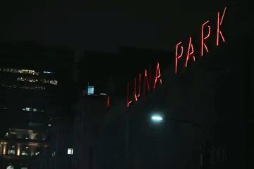 Boxeo, básquet, música, arte y cultura; todo tiene lugar en el mítico estadio Luna Park, un símbolo porteño y de la calle Corrientes que se mantiene vivo y vigente 