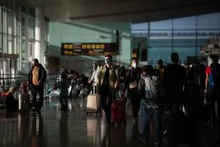 Pasajeros en el aeropuerto de El Prat, en Barcelona, donde se pide el uso del pasaporte Covid. David Zorrakino - Europa Press