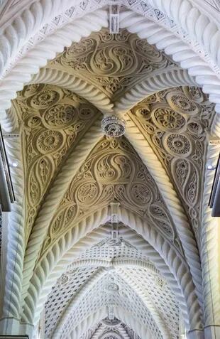 La catedral de Erice, de estilo neo gótico, conserva las tres naves originales y las tallas de sus arcos son lo más parecido a un perfecto trabajo de repostería en azúcar glaceada.
