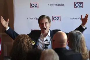 El candidato republicano al Senado de los Estados Unidos, el Dr. Mehmet Oz, habla a sus partidarios durante un evento en The Pines Eatery & Spirits en el último día antes de la votación del 7 de noviembre de 2022 en Hazleton, Pennsylvania.