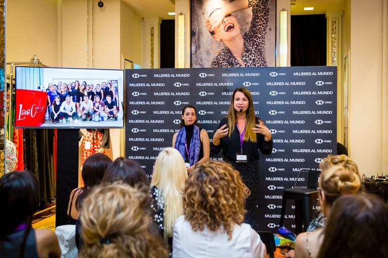 El local de Las Oreiro intervenido por HSBC y Adriana Oreiro, hermana de Natalia, compartiendo su experiencia con la audiencia femenina. 