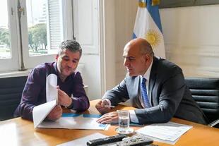 El jefe de Gabinete de Ministros, Juan Manzur, en su despacho de Casa Rosada junto al ministro de Desarrollo Social, Juan Zabaleta