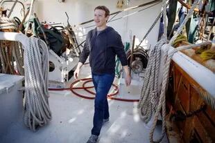 Siempre el mismo look: Mark Zuckerberg repite el jean, la remera gris y su campera de algodón (Foto Instagram @zuck)