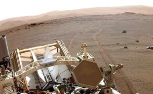 El rover Perseverance de la NASA recorre la superficie de Marte, recolecta material y toma fotografías