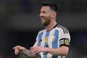 Un alcanzapelotas reveló el insólito diálogo que tuvo con Messi en la mitad del partido: “No lo escuchaba”