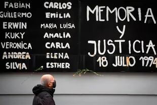 Un hombre rinde homenaje durante la conmemoración del 26 aniversario de un ataque con bomba que mató a 85 personas e hirió a 300 en el centro de la comunidad judía de la Asociación Mutua Israelita de Argentina (AMIA), en Buenos Aires, el 18 de julio de 2020. seis años después del ataque, el liderazg