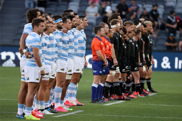 Los jugadores de Argentina y Nueva Zelanda se paran durante los himnos nacionales.