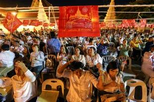 Los tailandeses rezan para celebrar el año nuevo en el templo del Monte Dorado, Wat Saket, en Bangkok, Thailand