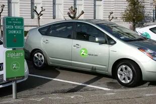 Con un sistema basado en compartir vehículos, Zipcar fue adquirida por la compañía de alquileres de autos Avis por 500 millones de dólares