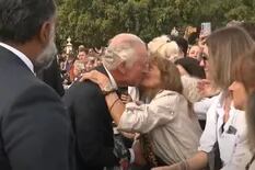 El inesperado beso que recibió el rey Carlos III cuando llegó al Palacio de Buckingham