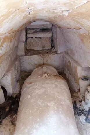 Los restos del hombre fueron hallados dentro de un féretro de piedra caliza en una tumba completamente sellada
