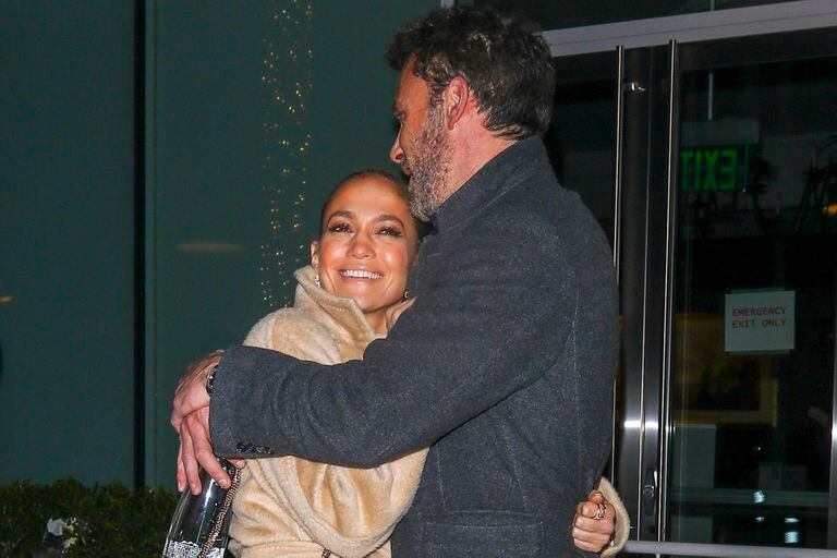 Mimosos: Jennifer Lopez y Ben Affleck, a la salida de un restaurant en Beverly Hills