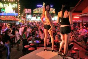 Bailarinas en el escenario de un club nocturno en la popular zona turística de la playa de Patong