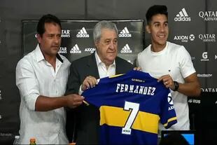 Fernández a principios de año, cuando regresó a Boca, junto con el presidente Amor Ameal