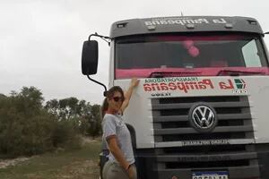 Es camionera, maneja con volante rosa y sube videos de Tik Tok mientras lleva cargas peligrosas
