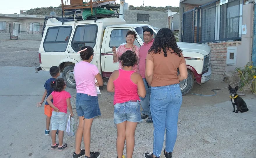 David y Silvia junto a U, Z, Valentina, Luz y Melisa. Están en la puerta de su casa del barrio 17 de Octubre, con su camioneta F-100, que es el único vehículo que tienen.