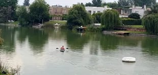 Personas de distintas edades se animan al kayak en los barrios que cuentan con lagunas