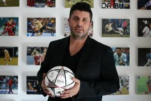 A través de su sociedad Score Fútbol SA, Christian Bragarnik maneja los derechos de un centenar de jugadores y una decena de directores técnicos y es el responsable de la llegada de Diego Maradona a Gimnasia y Esgrima de La Plata.