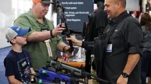 Los aficionados a las armas estuvieron presentes en la convención de la NRA (Foto: REUTERS)