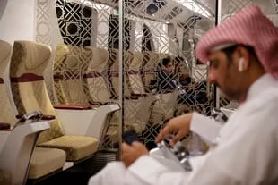 Una imagen del moderno y confortable Metro de Doha, que servirá para conectar a los hinchas con cinco de los ocho estadios del Mundial