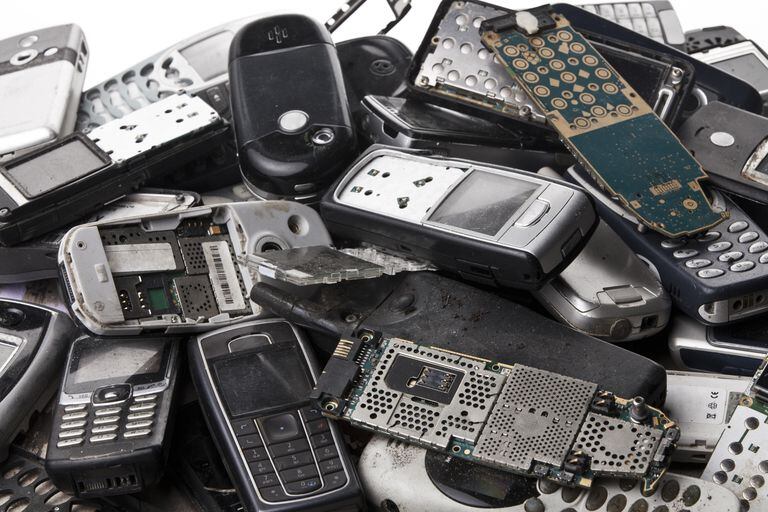 El procesamiento de la basura electrónica, incluyendo los teléfonos móviles, es un problema en todo el mundo