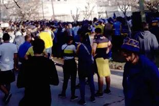 Otra imagen de los miles de hinchas de Boca que no pudieron ingresar al estadio de Lanús, a pesar de haber comprado su entrada
