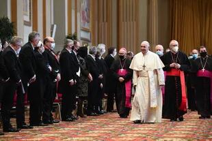 El papa Francisco y el Secretario de Estado del Vaticano, el cardenal italiano Pietro Parolin asisten a una ceremonia para dirigir sus saludos de Año Nuevo a los embajadores de la Santa Sede, en el Vaticano