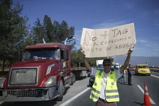Las personas se manifiestan con sus automóviles, camiones y taxis en la Ruta 5 Norte en la protesta "No más TAG" en Santiago de Chile