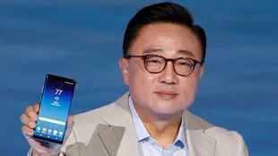 Koh Dong-jin, director de Samsung Mobile, junto al Galaxy Note 8
