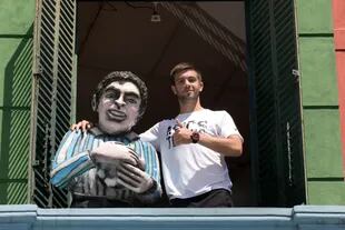 Borna Coric posa junto a una imagen de Maradona