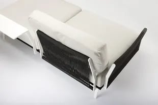 El sofá Poul, con apoyabrazos trenzados con hilo PVC, se comercializa en Dinamarca por la firma Eilersen 