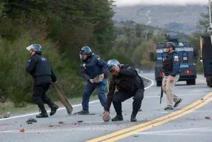 La policía retira piedras del camino colocadas por mapuches que protestaban por su desalojo cerca de Villa Mascardi