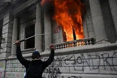 Protestas y tensión en Guatemala: manifestantes incendian parte del Congreso