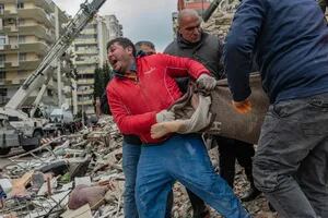 Crece el enojo en Turquía por la respuesta de los equipos de rescate