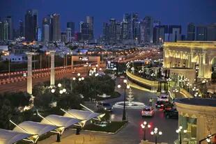 La capital de Qatar impacta por su arquitectura, los edificios de oficinas, los museos y varios centros comerciales