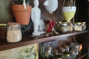 Tinturas y frascos de hierbas cubren muchos estantes en la casa de Tonks