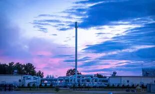 El sol sale por detrás de sistemas de tuberías y dispositivos de apagado en la estación receptora de gas del gasoducto báltico Nord Stream 1 y la estación de transferencia del ducto OPAL en Lubmin, Alemania, el lunes 11 de julio de 2022.