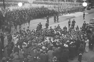 DÍA INAUGURAL. Perón saliendo del Congreso Nacional el 4 de junio de 1946, día en que asume su primera presidencia