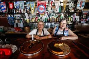 Desde 1983 un bodegón atendido por dos abuelas que hicieron virales sus platos en las redes sociales