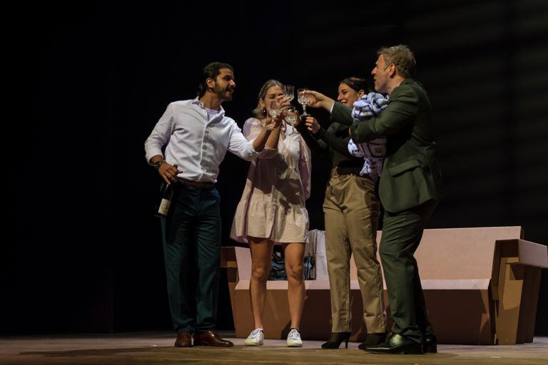 Bruno Pedicone, Mela Lenoir, Alejandra Perlusky y Diego Gentile, en una escena de Consentimiento
