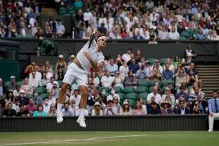 Roger Federer durante el partido de tercera ronda de individuales masculinos en el sexto día del Campeonato de Wimbledon 2021 en el All England Tennis Club en Wimbledon