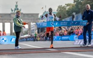 El momento sublime: Kipchoge consigue la marca mundial de maratón