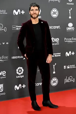 El actor Alfonso Bassave eligió un traje de terciopelo borravino