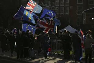 Manifestantes anti-Brexit, ayer, frente al Parlamento británico