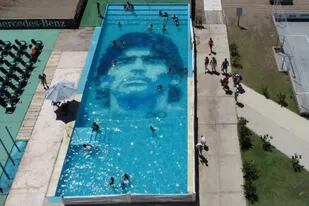 El inesperado homenaje de un balneario a Diego Maradona: lo dibujaron en el fondo de la pileta