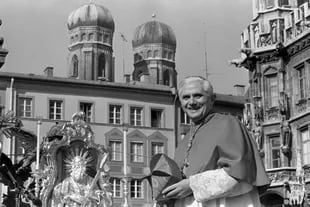 El cardenal Joseph Ratzinger se despide de los creyentes bávaros, con las torres de la catedral de Múnich al fondo, el 28 de febrero de 1982, antes de partir para encabezar la Congregación para la Doctrina de la Fe en el Vaticano tras ser nominado por Juan Pablo II.