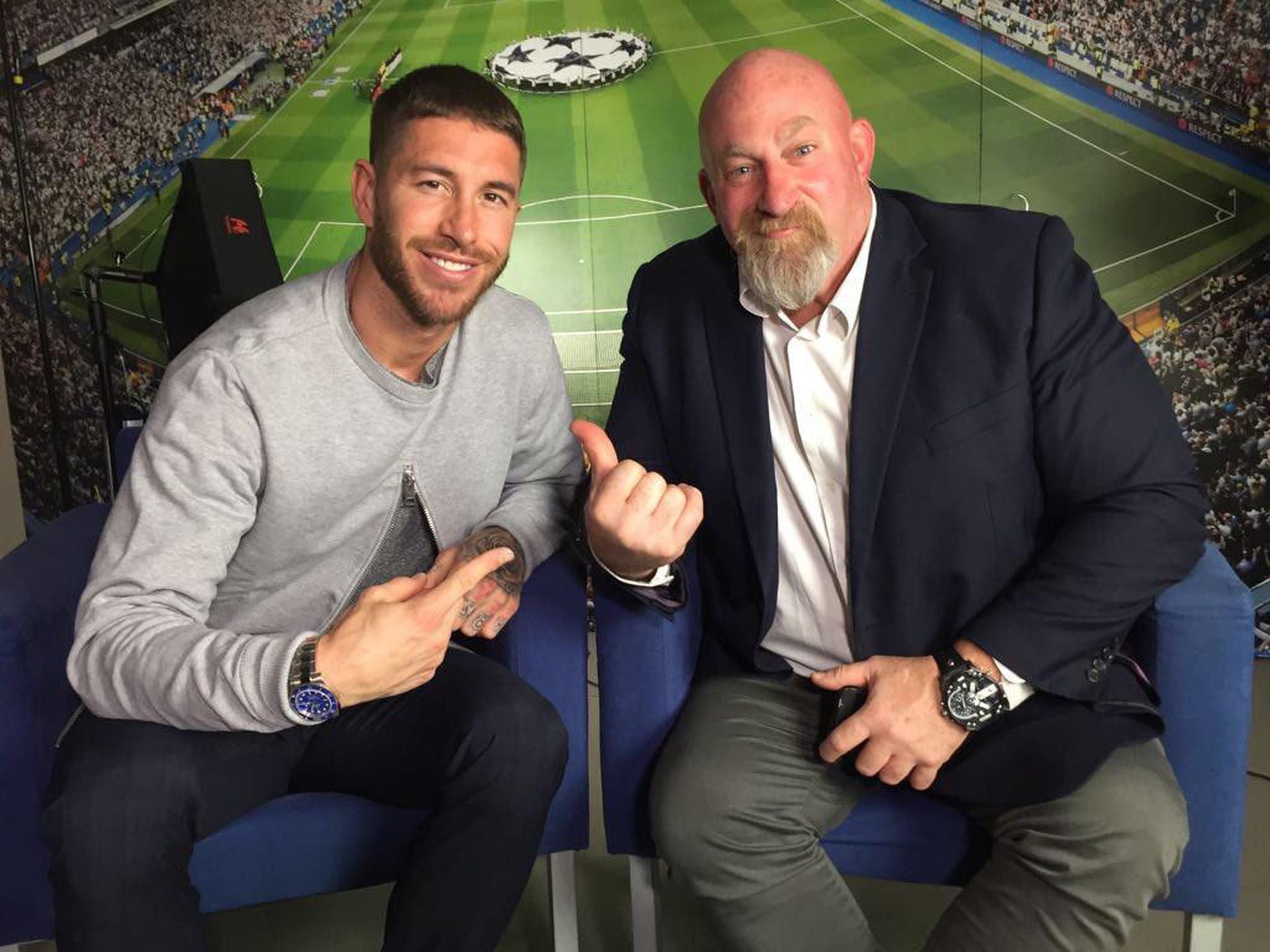 Como cronista deportivo, cubre las grandes copas de Europa. En la imagen, junto a Sergio Ramos, emblema del Real Madrid.