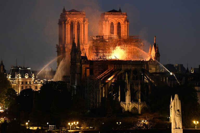 Cher, Camila Cabello y Alejandro Sanz, conmovidos por el incendio de Notre Dame