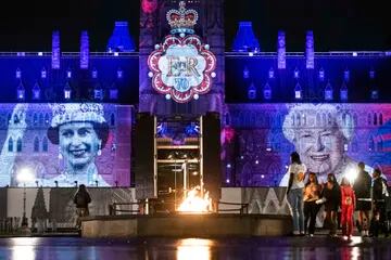 Llama del Centenario con imágenes de la reina Isabel II en el Bloque Central de Parliament Hill para conmemorar el Jubileo de Platino de la reina en Ottawa, Ontario, el jueves 2 de junio de 2022