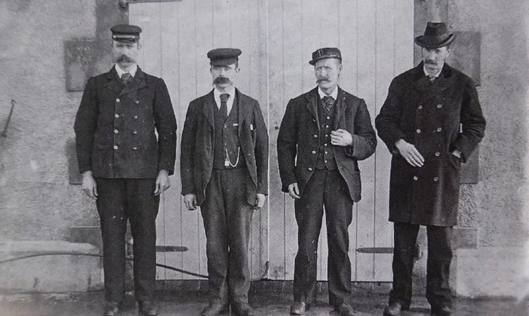 Thomas Marshall, James Ducat y Donald Macarthur, los fareros responsables del cuidado de la isla en 1900 (Foto: Pressandjournal.uk)